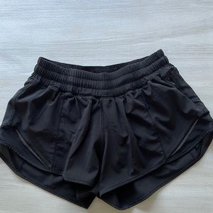 Lululemon 2.5 inch low rise HOTTY HOT SHORTS
